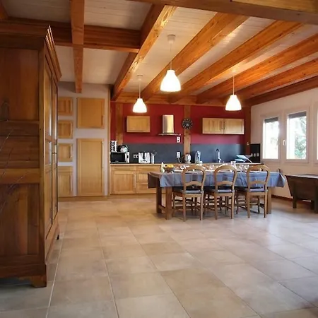 De Crouzillac بيت للعطل